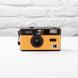 camara de kodak ultra f9 de color amarillo para pelicula de 35mm