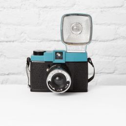 La Lomography Diana F+ es una cámara analógica de formato medio