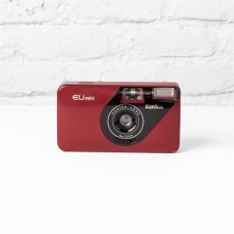 La Konica EU Mini es una cámara de película 35 mm compacta