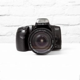 Minolta Maxxum 300 si – Cámara réflex analógica 35 mm con enfoque automático y flash integrado