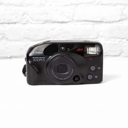 La Canon Sure Shot Zoom S es una cámara compacta de 35 mm